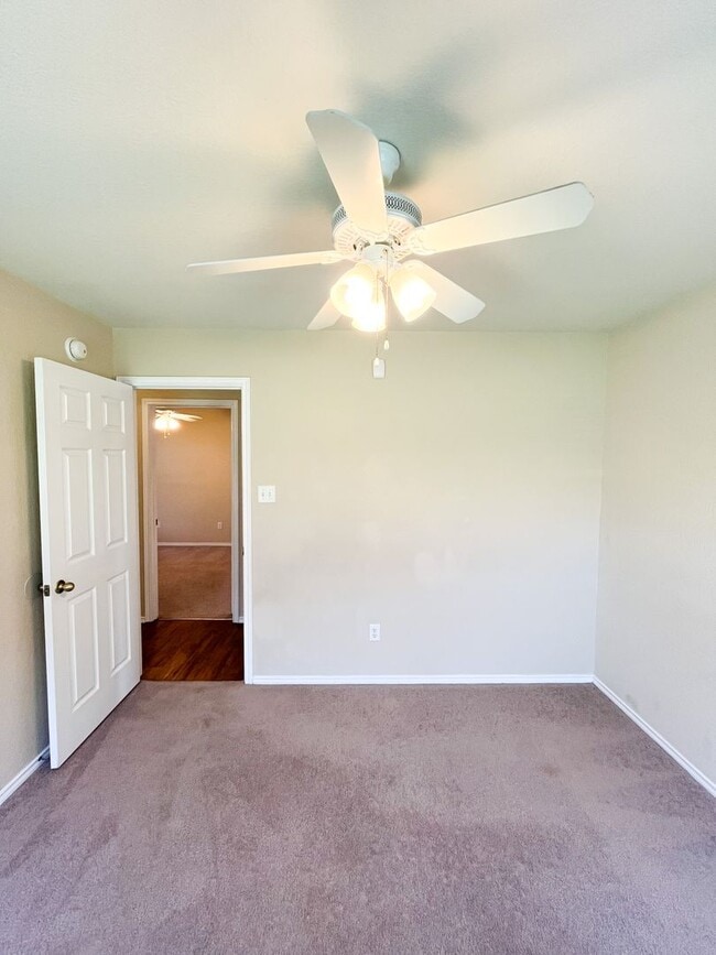 Building Photo - Available NOW!!!! Open floor plan features...