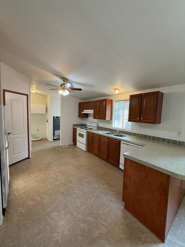 Building Photo - SPIRIT LAKE HOME (P#440)