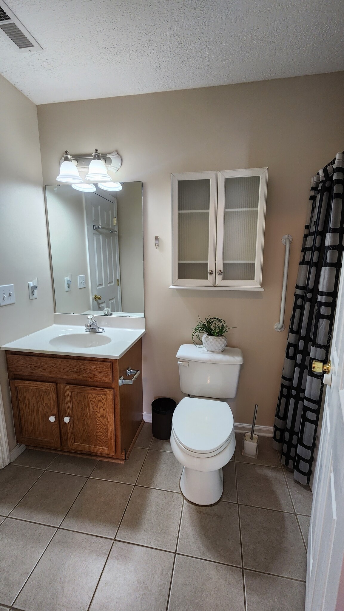 2nd bedroom bath - 833 Plantation Dr