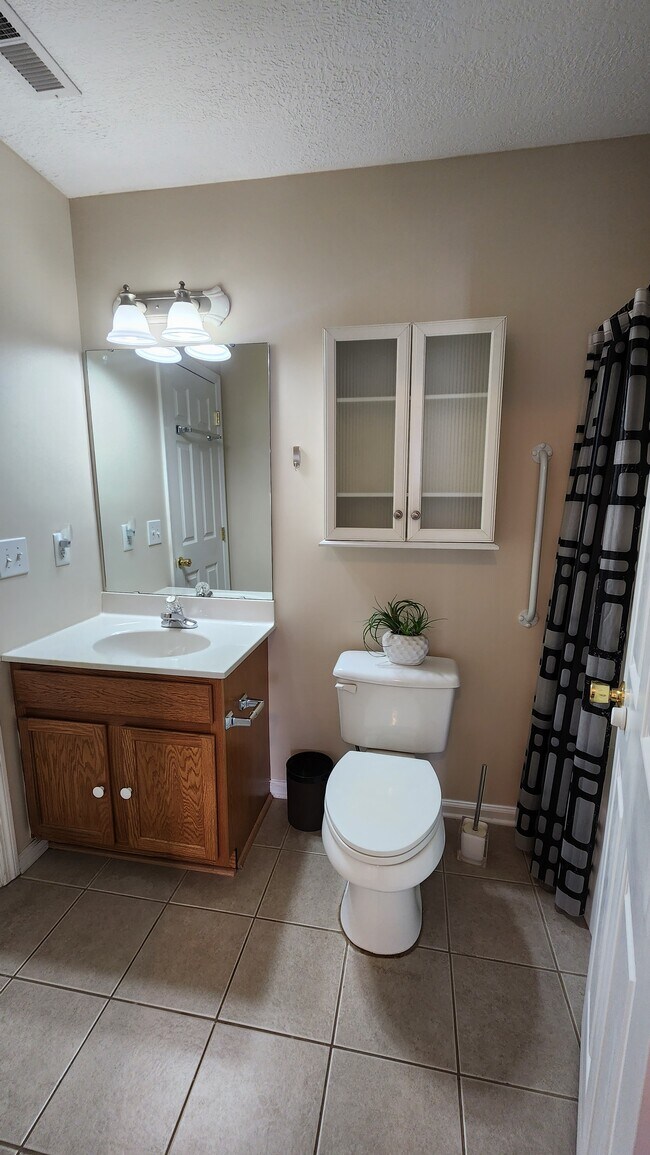 2nd bedroom bath - 833 Plantation Dr