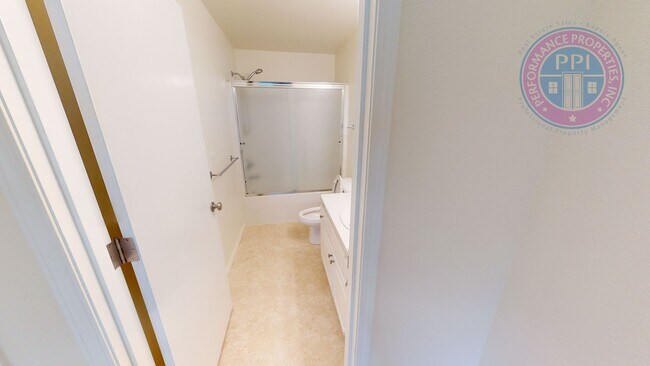 Building Photo - Updated Beatiful Townhome! Large open Kitc...