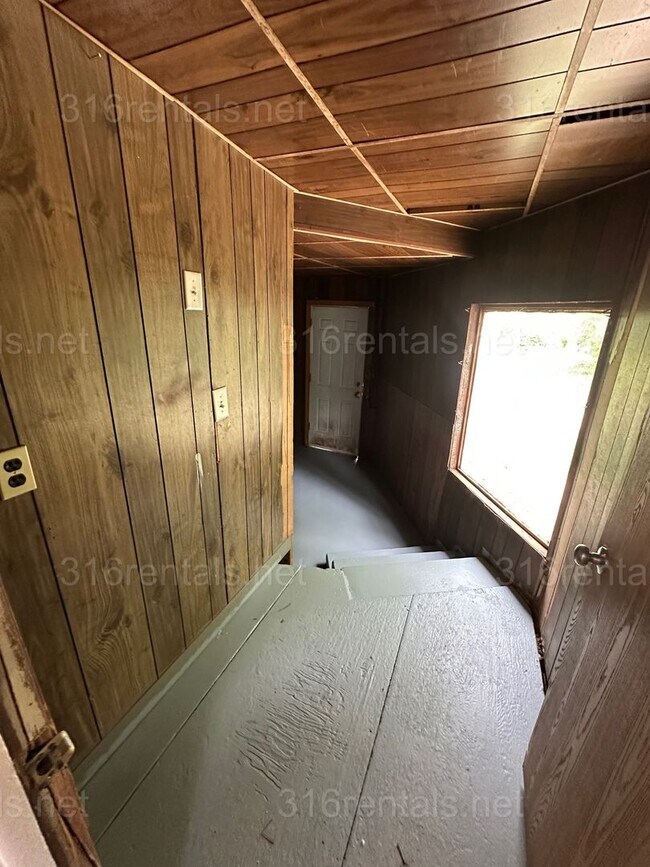 Building Photo - $1150- 3 bed 1 bath - Single Family Home