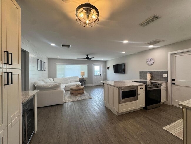 Building Photo - 108 SW 9th St