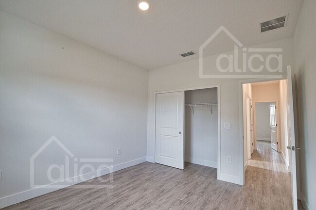 Building Photo - 3539 Donahue Ave