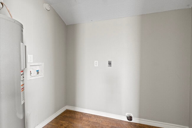 Building Photo - 315 Elm St