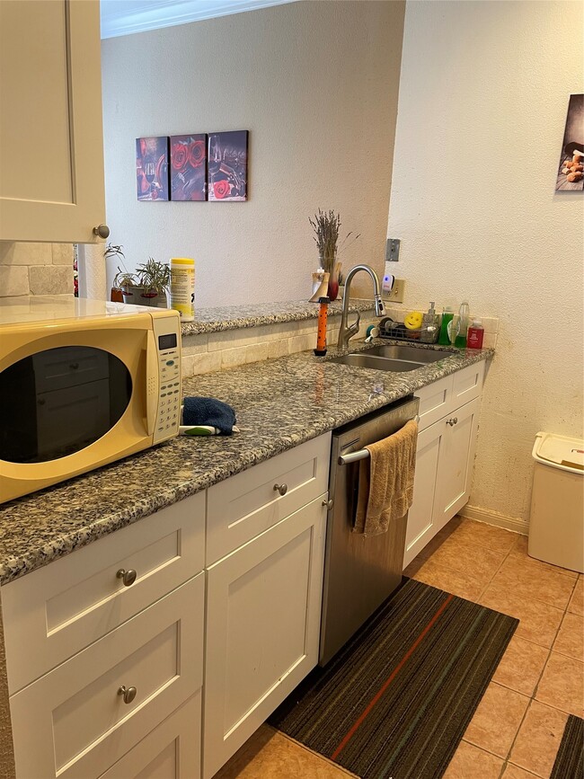 Building Photo - 8055 Cambridge St