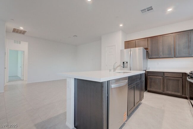 Building Photo - 633 Bellus Pl