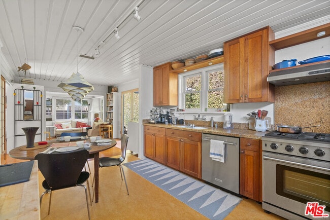 Building Photo - 648 Palms Blvd