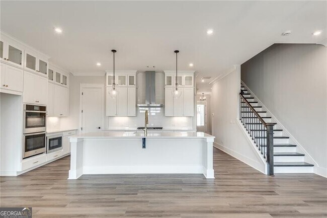 Building Photo - 425 Maplewood Dr