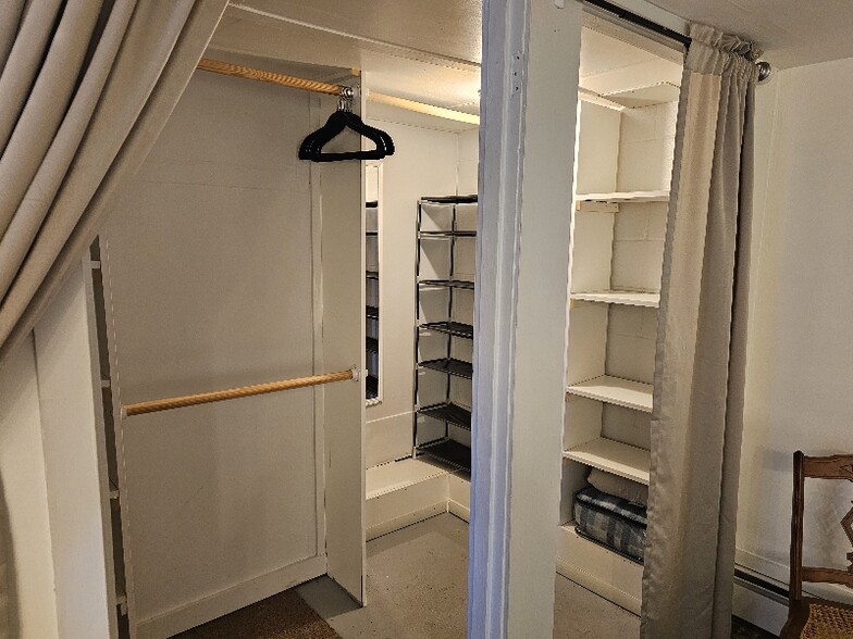 Building Photo - 5607 Cir Dr E