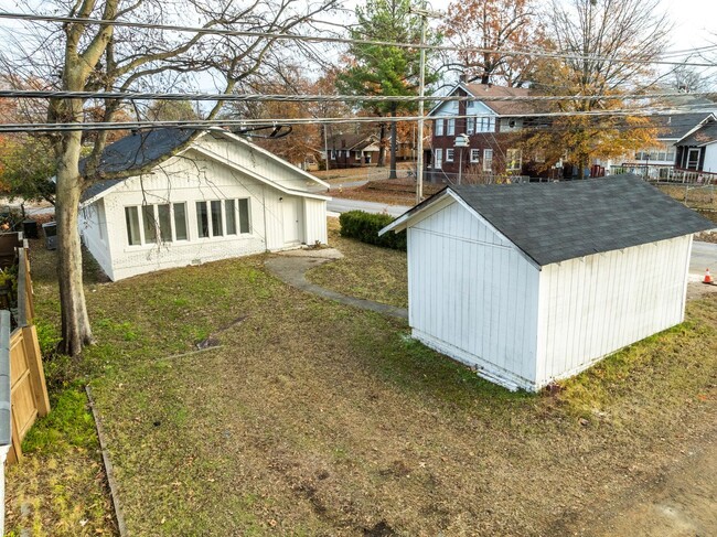 Building Photo - Freshly Updated 3 Bedroom House