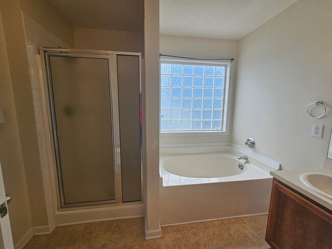 Building Photo - New Listing!!