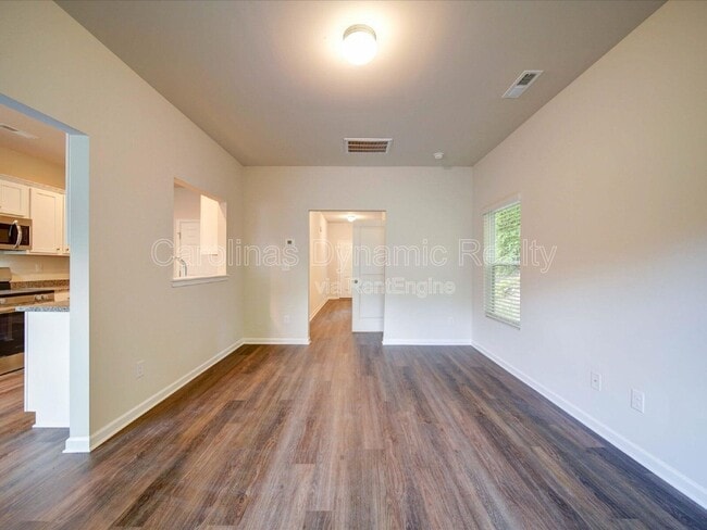 Building Photo - 916 S Battleground Ave