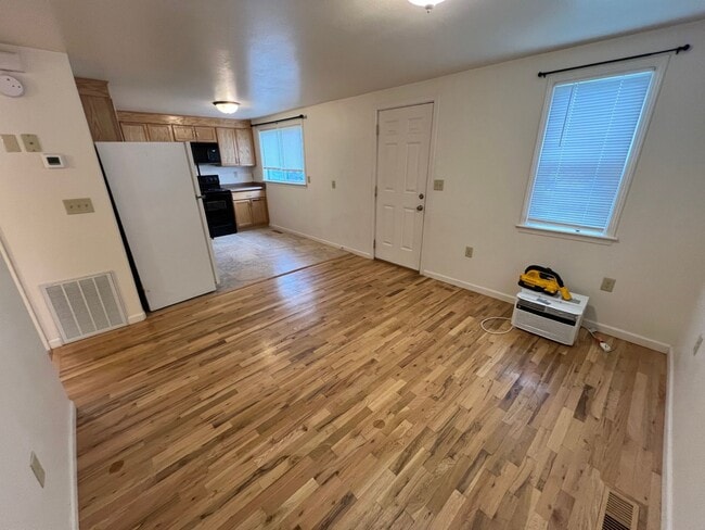 Building Photo - 1-2 Bedroom 1 Bath House with Garage, Newl...