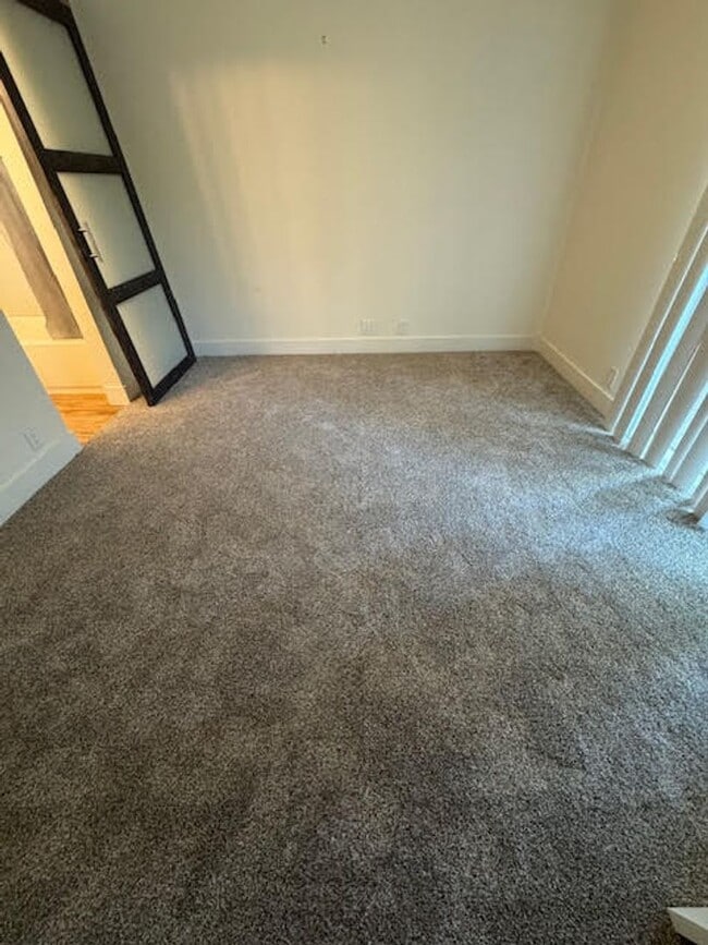 Building Photo - Beautifully Renovated 2 Bedroom Condo - Partially Furnished