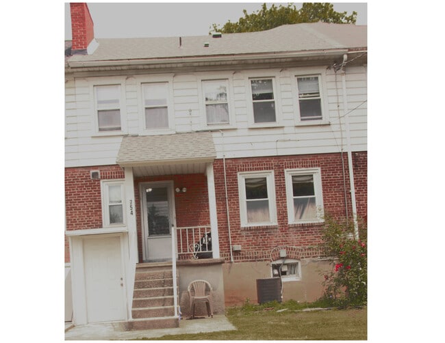 Building Photo - 754 E Washington Ave