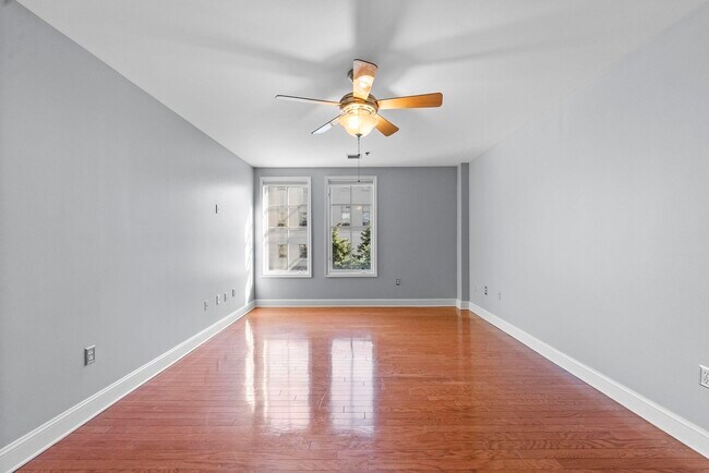 Building Photo - 727 Monroe St