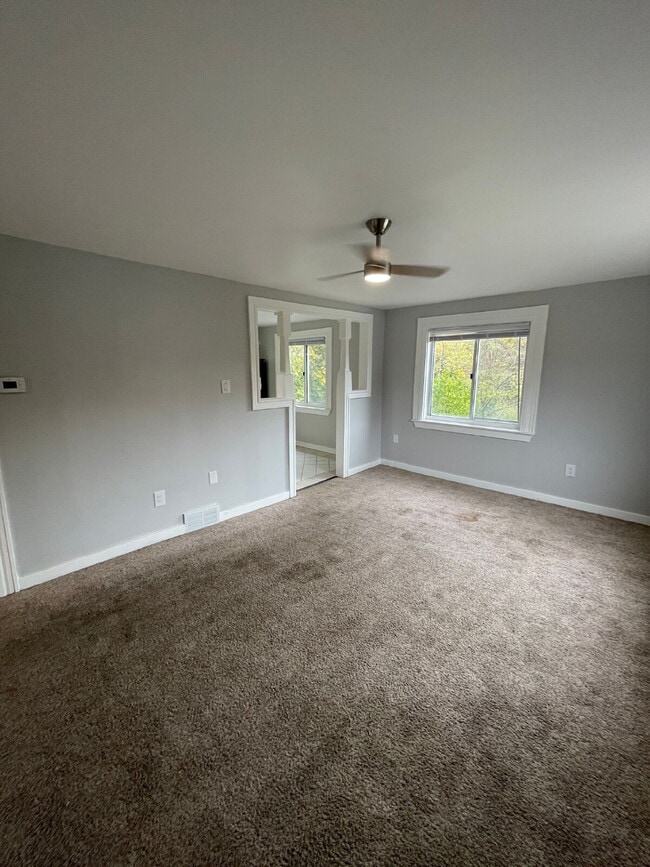 Building Photo - Renovated 2 bed 1 bath apartment in South Side!