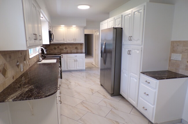 Building Photo - 53 Stonehedge Dr S