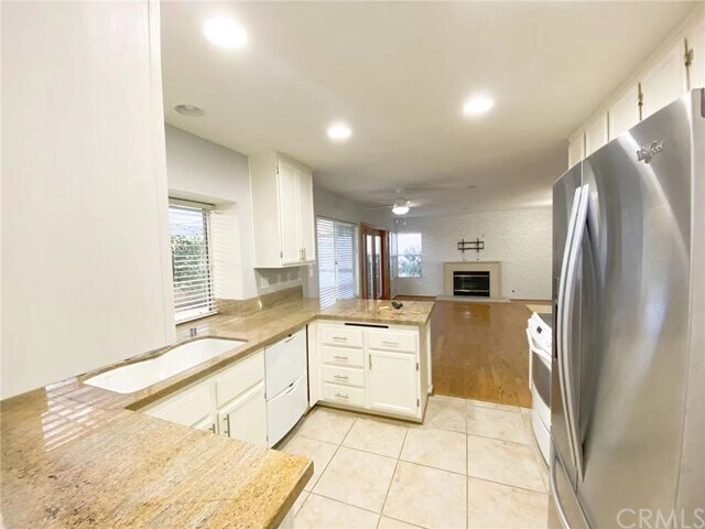 Building Photo - 5888 Thornhill Dr