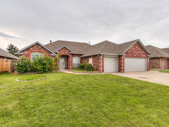 Building Photo - Stunning Open-Concept Home with Luxury Primary Suite & Outdoor Living