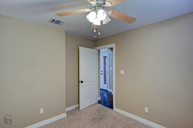 Building Photo - 421 Jordan Dr