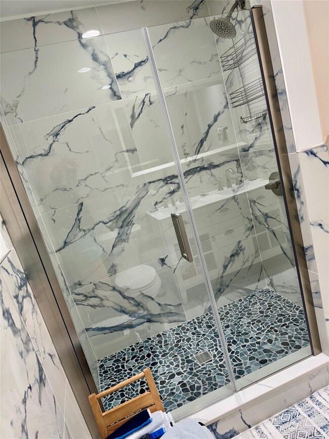 Building Photo - 1010 NE 8th Ave