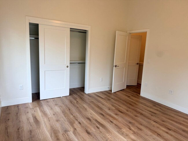 Building Photo - 4 bed/3.5 Bath Townhouse in Richmond Neigh...