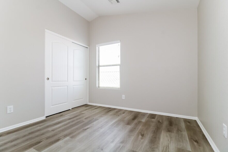 Building Photo - 15853 W Diamond St