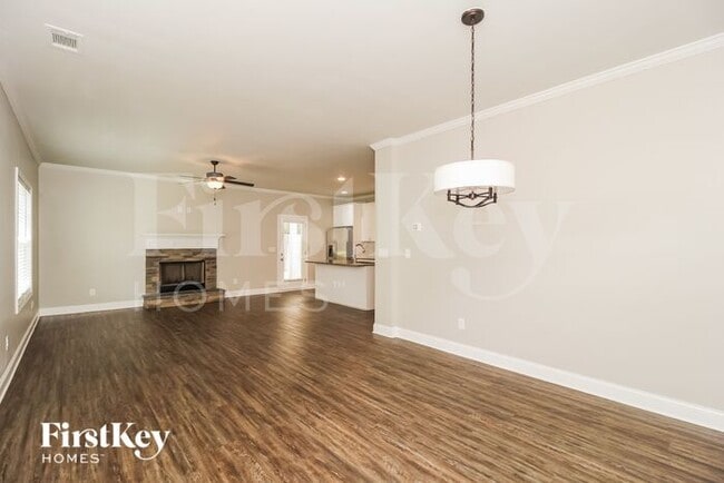 Building Photo - 28 E Newnan Rd