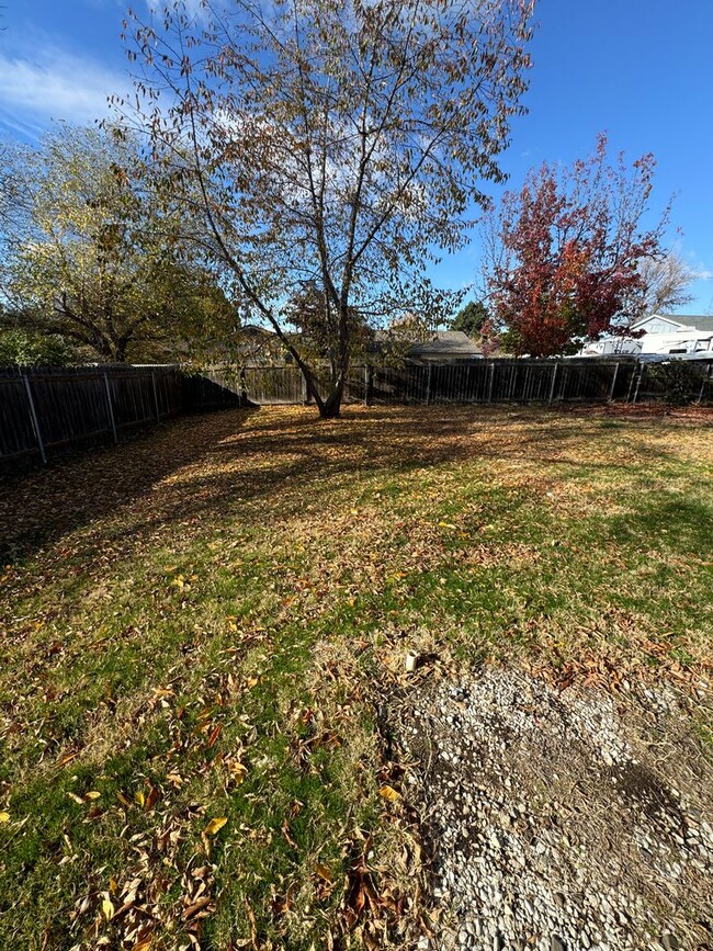 Building Photo - Centrally Located Large Home