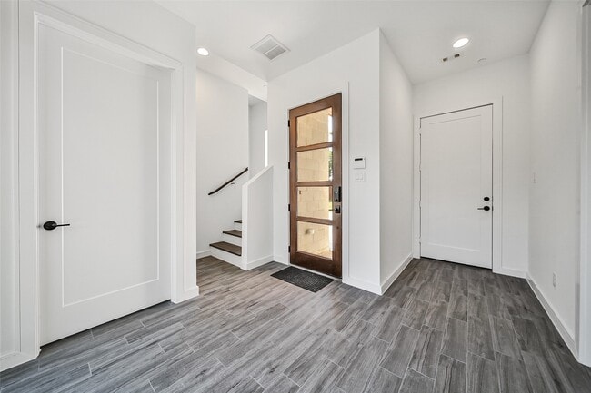 Building Photo - 815 W 17th St