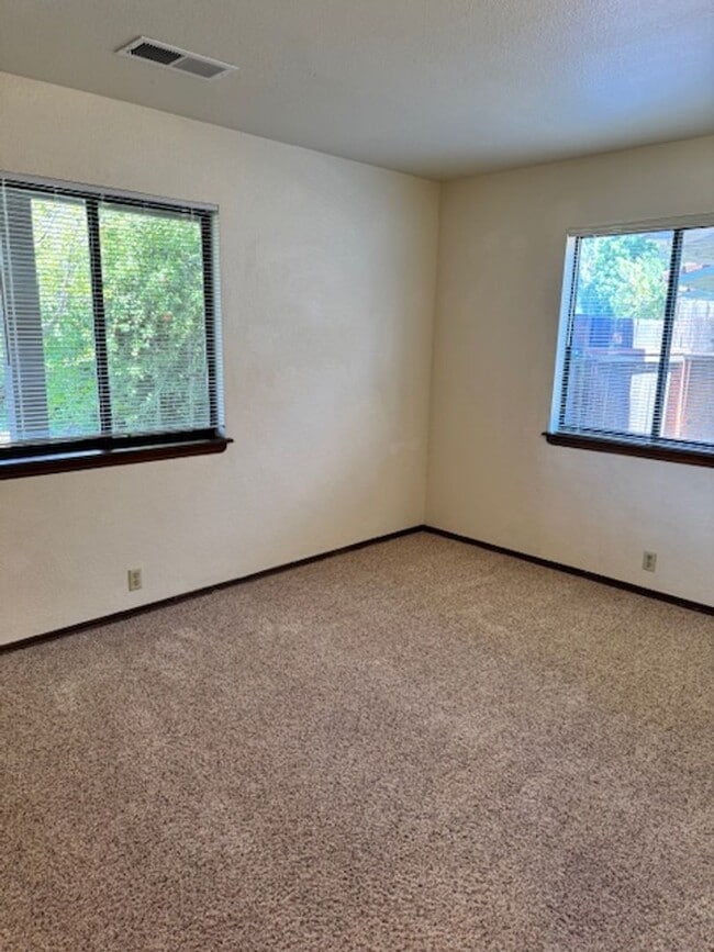 Building Photo - Arroyo Manor 3 Bedroom- with bonus room and 2 car garage!