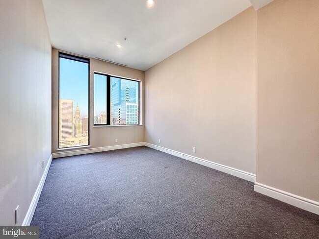 Building Photo - 10 E Lee St