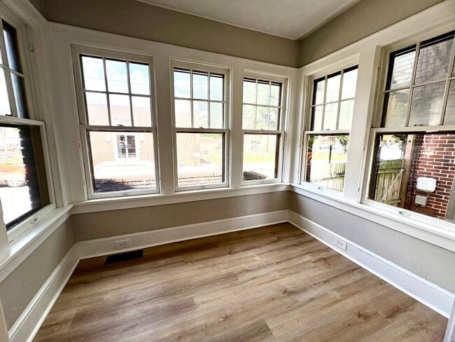 Building Photo - 3 Bedroom 1 Bathroom in York with Sunroom,...