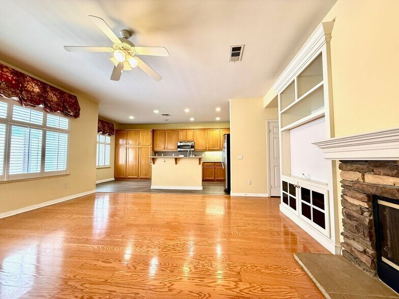 Building Photo - 1319 Jacaranda Cir