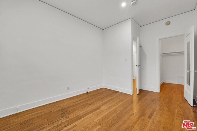 Building Photo - 858 1/2 S Gramercy Pl