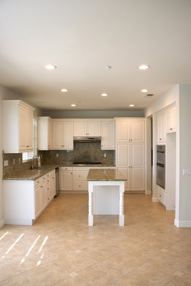 Building Photo - 2 Cousteau Ln