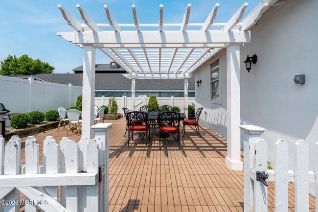 Building Photo - 512 Main Ave