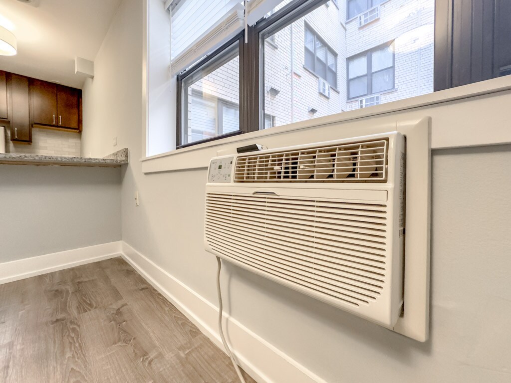 Building Photo - 536 W Barry Ave