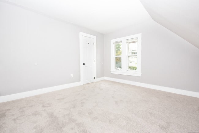 Building Photo - 6 Crescent St