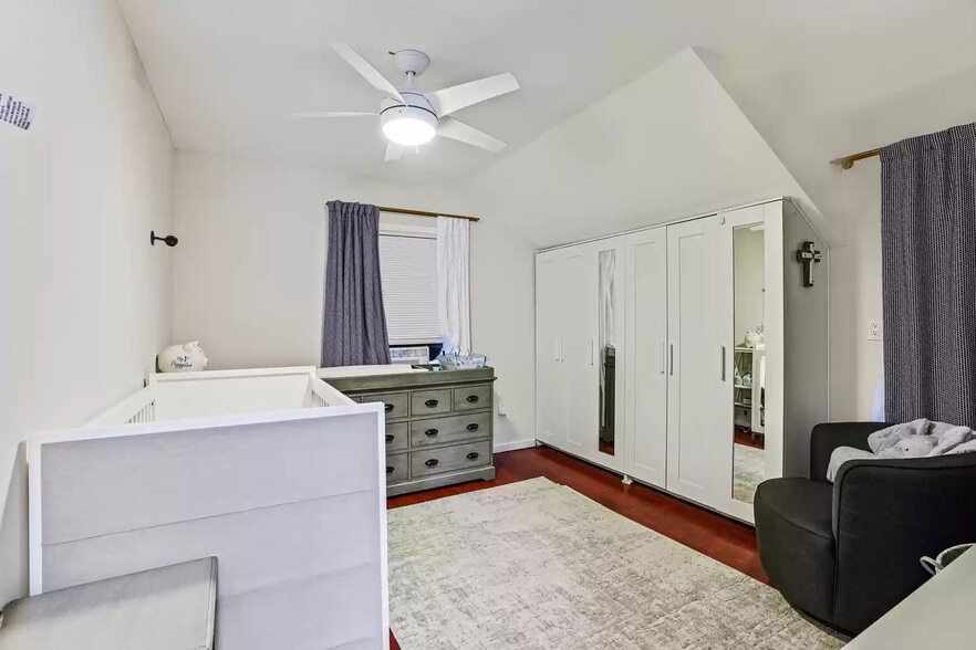 Building Photo - 86 Tulip St