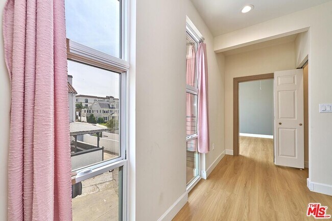 Building Photo - 823 Lorraine Blvd