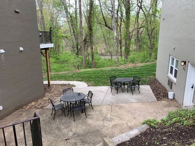 Building Photo - 253 Stribling Ave