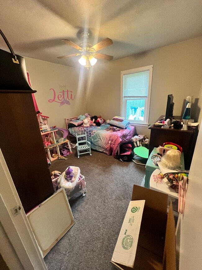 Building Photo - 3 bedrooms, 1 bathroom, 2 stall tandem garage