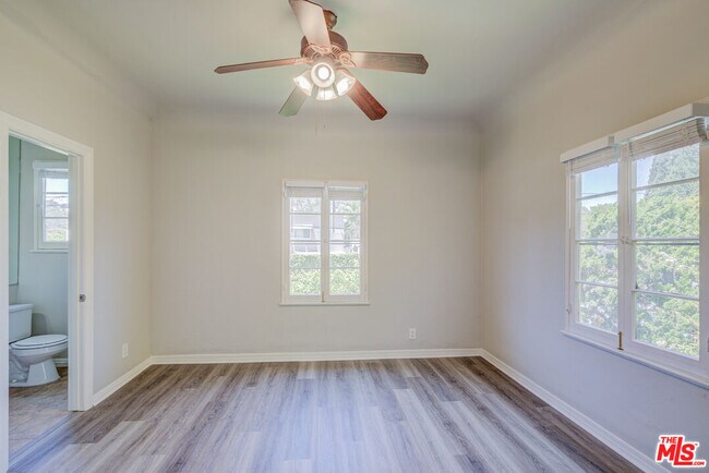 Building Photo - 253 S Elm Dr