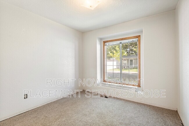 Building Photo - 2256 N Pawnee Ln