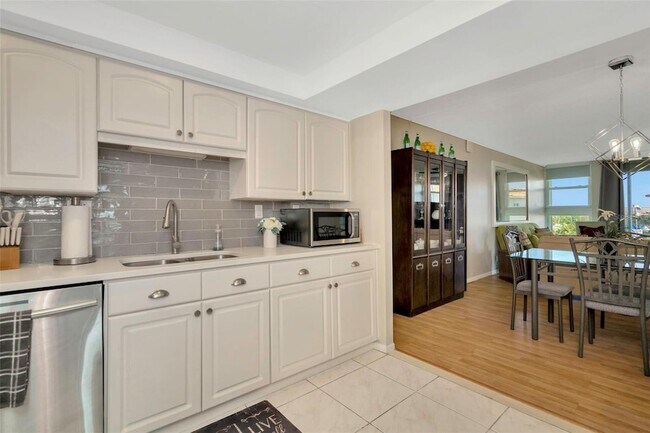 Building Photo - 7400 Sun Island Dr S