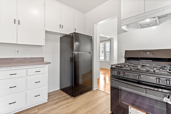 Building Photo - Remodeled 2-Bedroom Apartment Near UCLA wi...