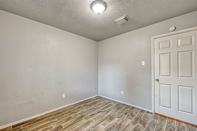 Building Photo - 2235 Sentinal Oaks St